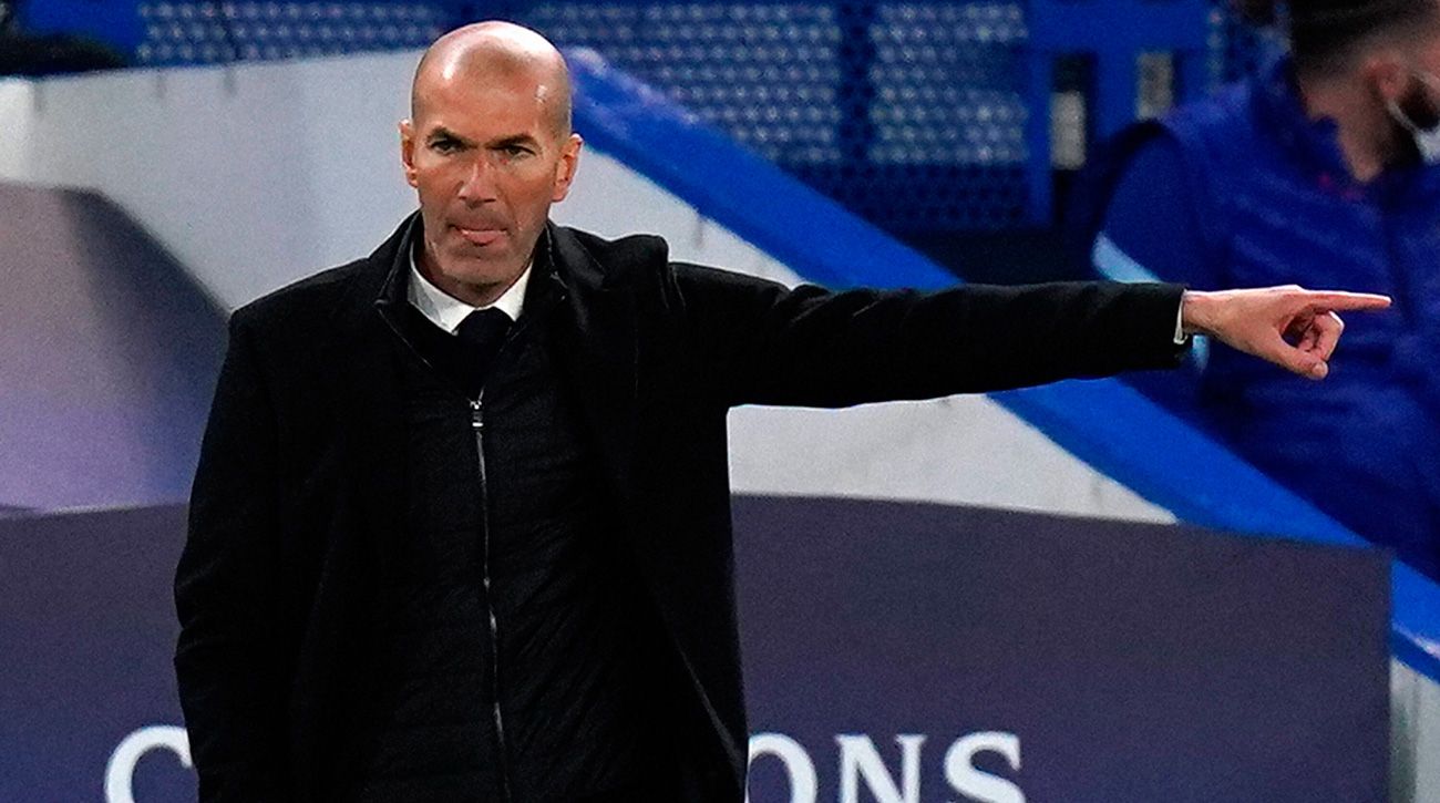Zidane da una orden en un partido