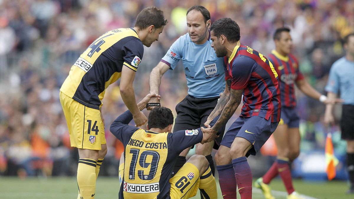 Mateu Lahoz Beside players of the Atleti Barça during a match of the season 2013-2014