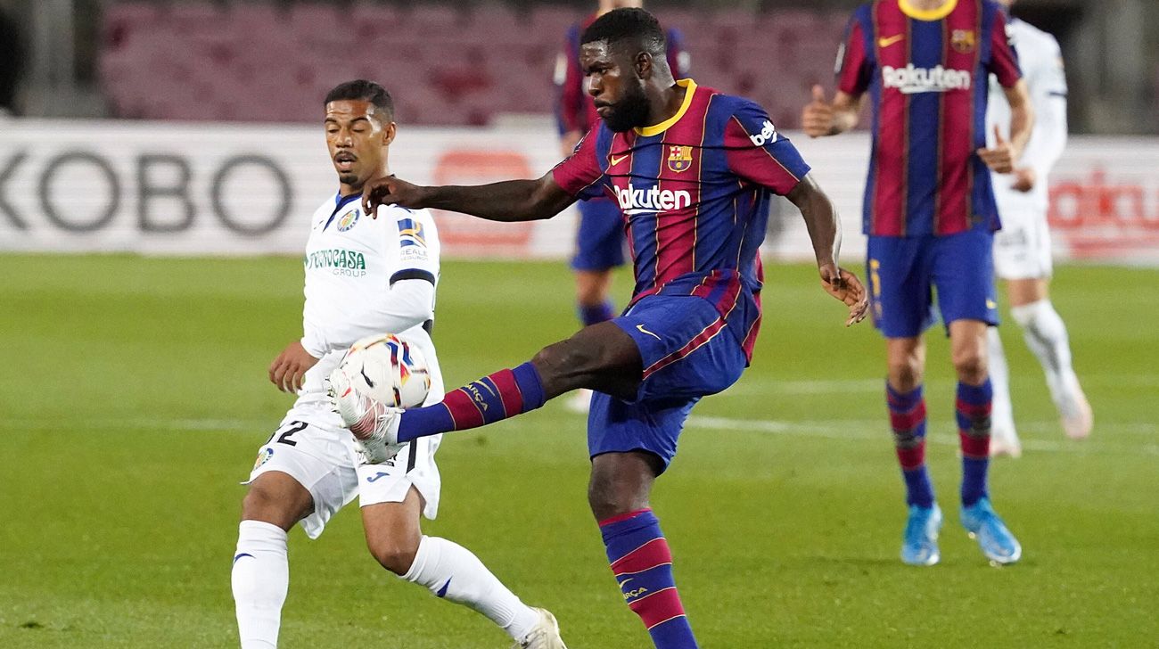 Samuel Umtiti clears a ball in front of the Getafe