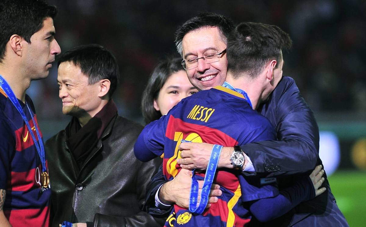 Bartomeu felicita a Messi en la premiación del Mundial de Clubes 2015
