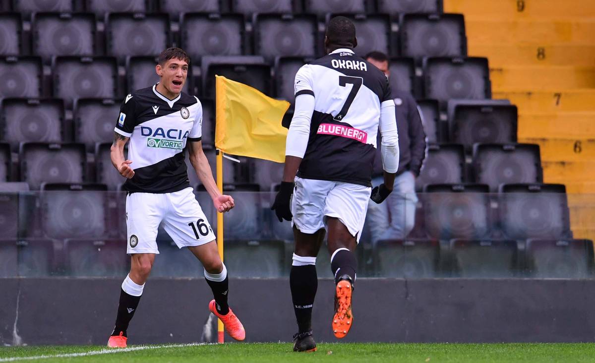 Nahuel Molina, of the Udinese, celebrates his goal in front of the Juventus