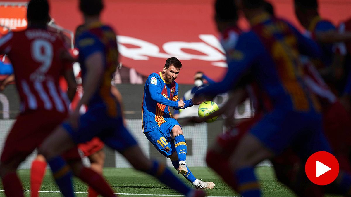 Leo Messi, lanzando una falta contra el Atlético de Madrid