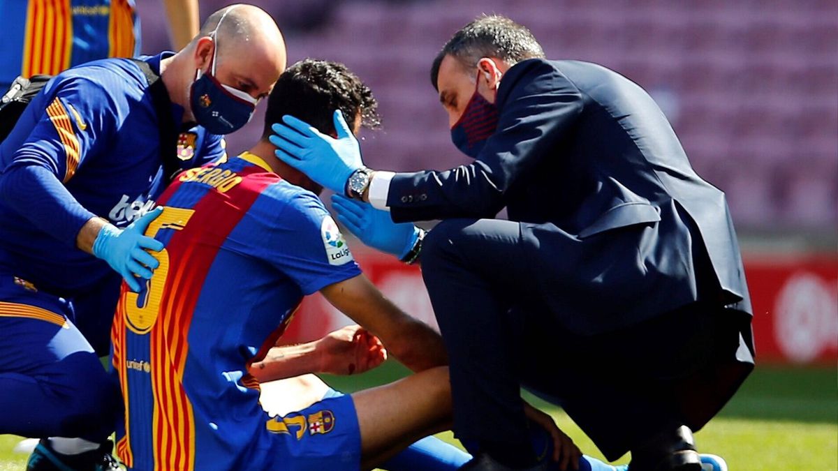 Sergio Busquets, atendido por los servicios médicos del Barça