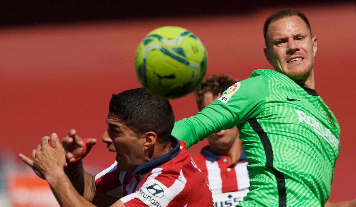 Ter Stegen y Luis Suárez durante un partido