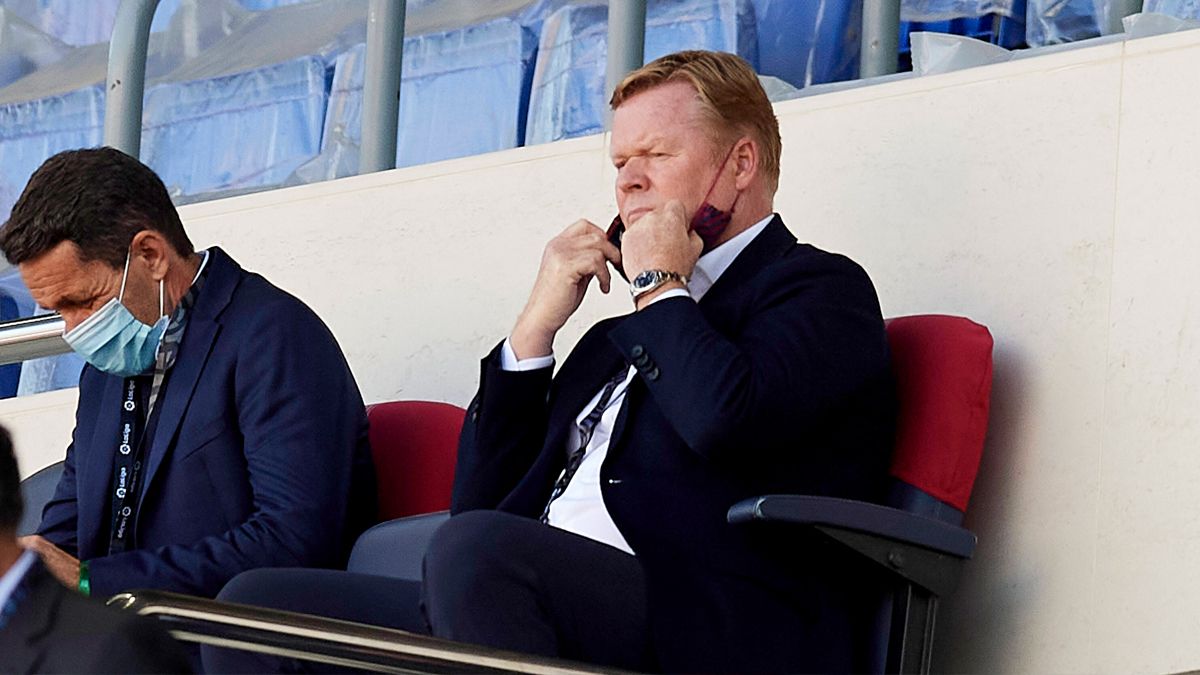 Ronald Koeman in the terracings of the Camp Nou seeing the Barça-Atleti