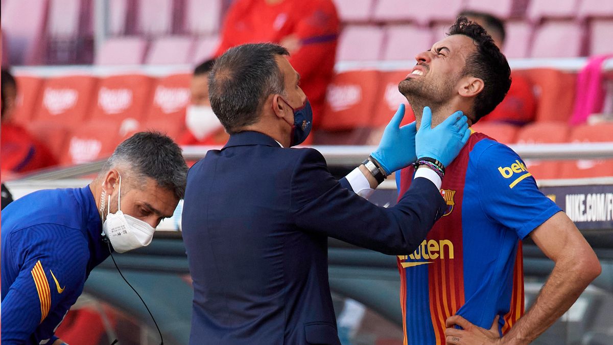 Sergio Busquets, atendido a pie de campo en el Barça-Atleti