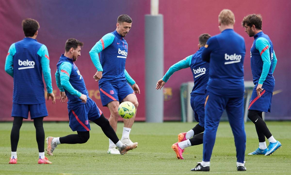 Koeman Directs a training of the FC Barcelona