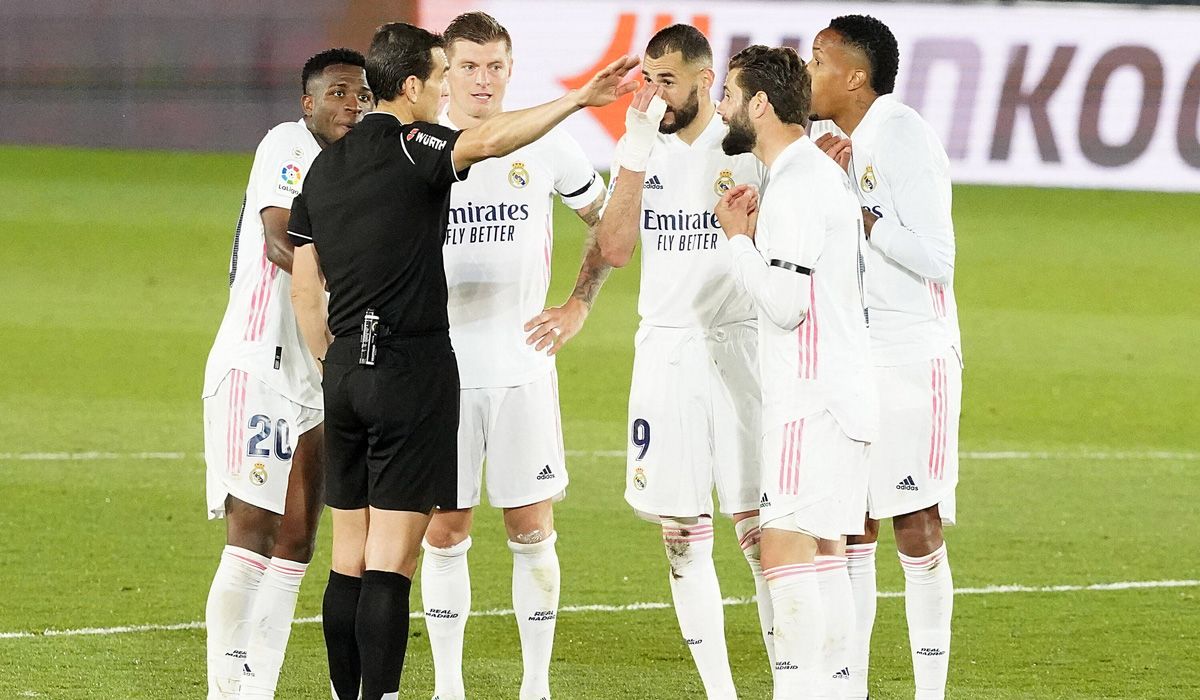 Players of the Real Madrid protest to the referee