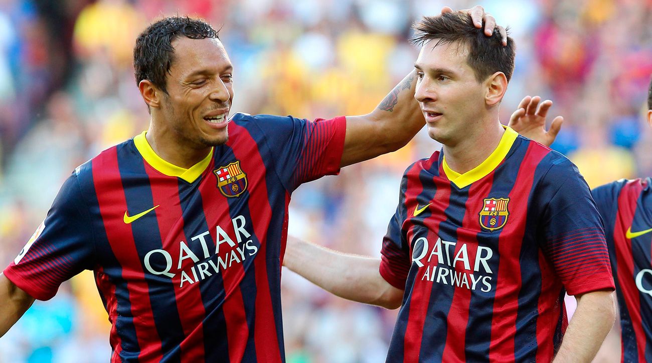 Adriano y Messi celebran un gol