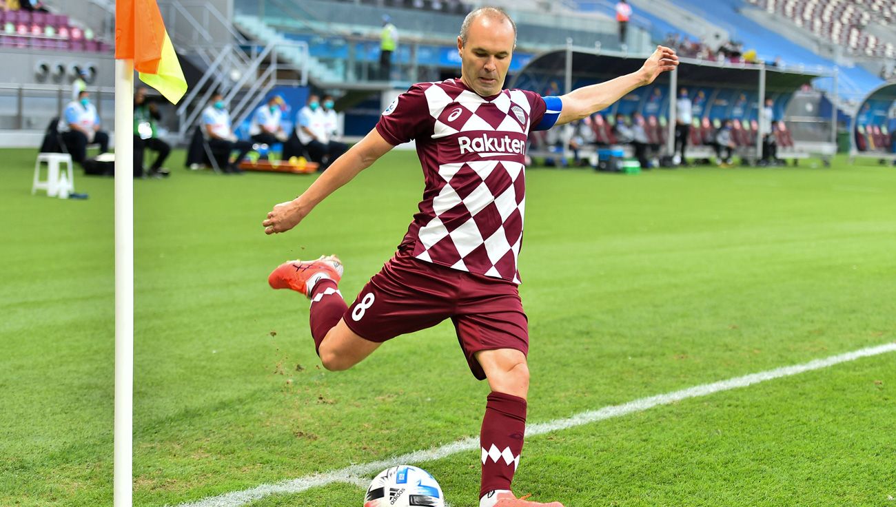 Iniesta throws a corner with Kobe