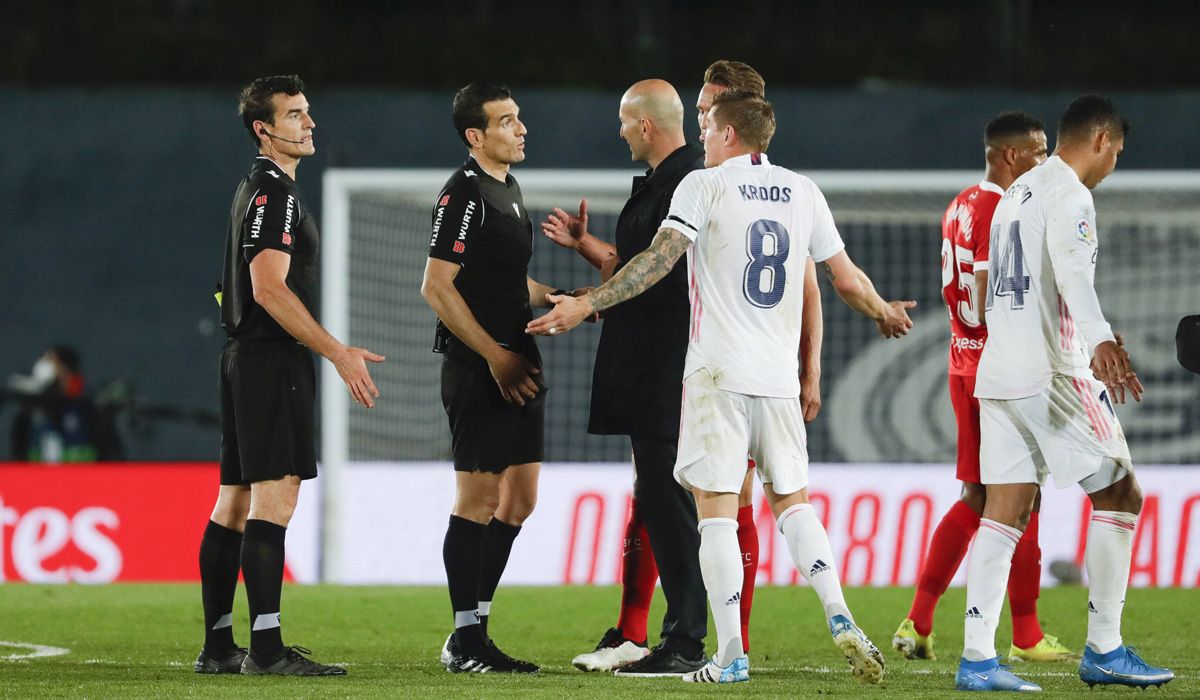 Zidane y jugadores del Real Madrid, reclamando al árbitro