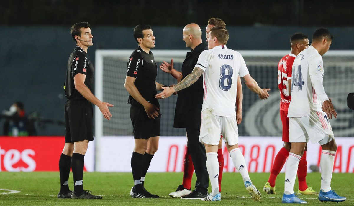 Zidane and players of the Real Madrid, demanding to the referee