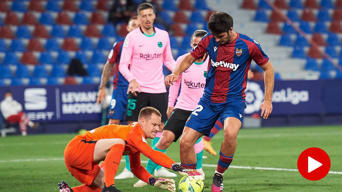 Gonzalo Melero, luchando por un balón con Ter Stegen