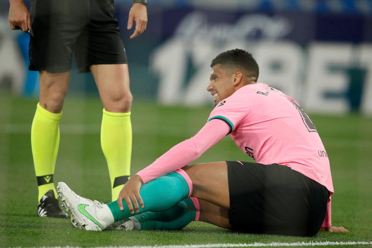 Ronald Araújo lesionado en el partido contra el Levante