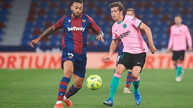 Sergi Roberto, en horas bajas y perdido como central ante Levante