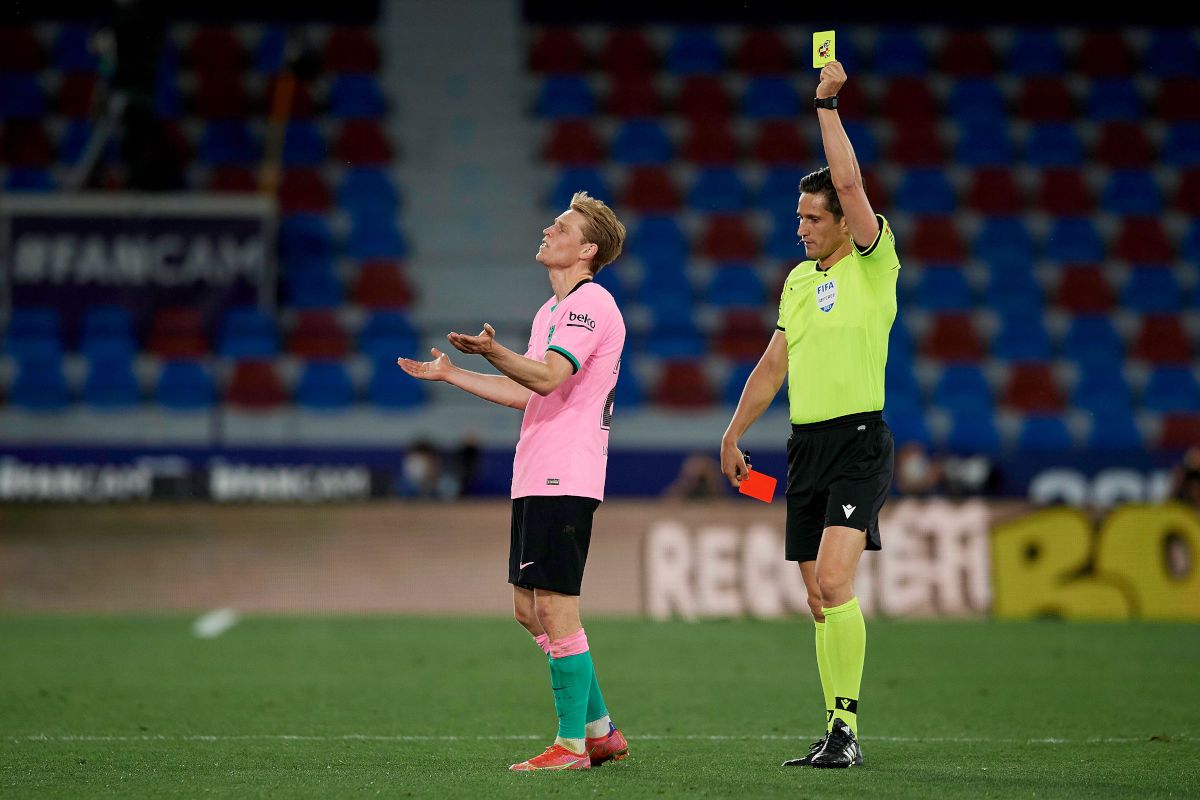 Frenkie De Jong receiving a yellow card