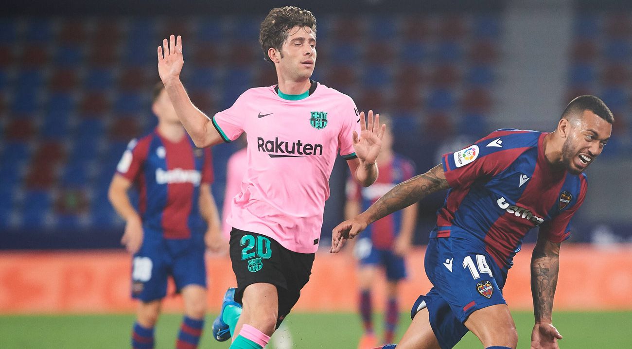 Sergi Roberto en un duelo con Rubén Vezo