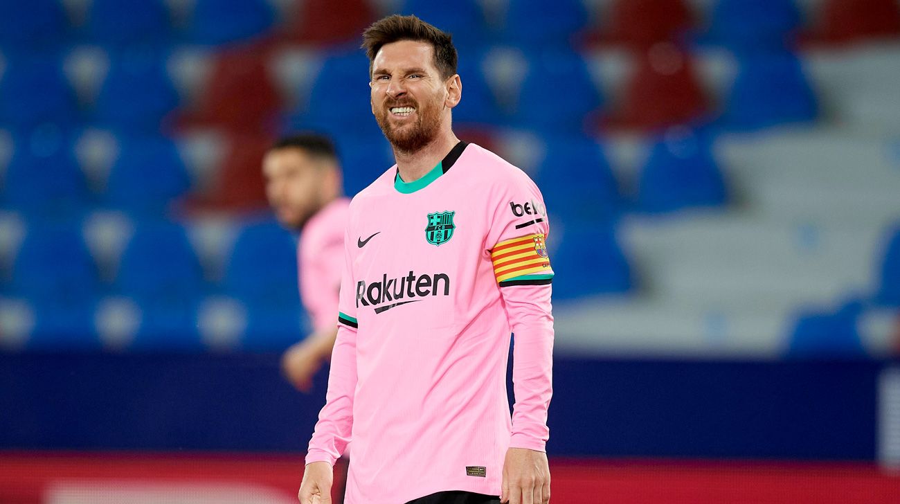 Leo Messi se lamenta de un error