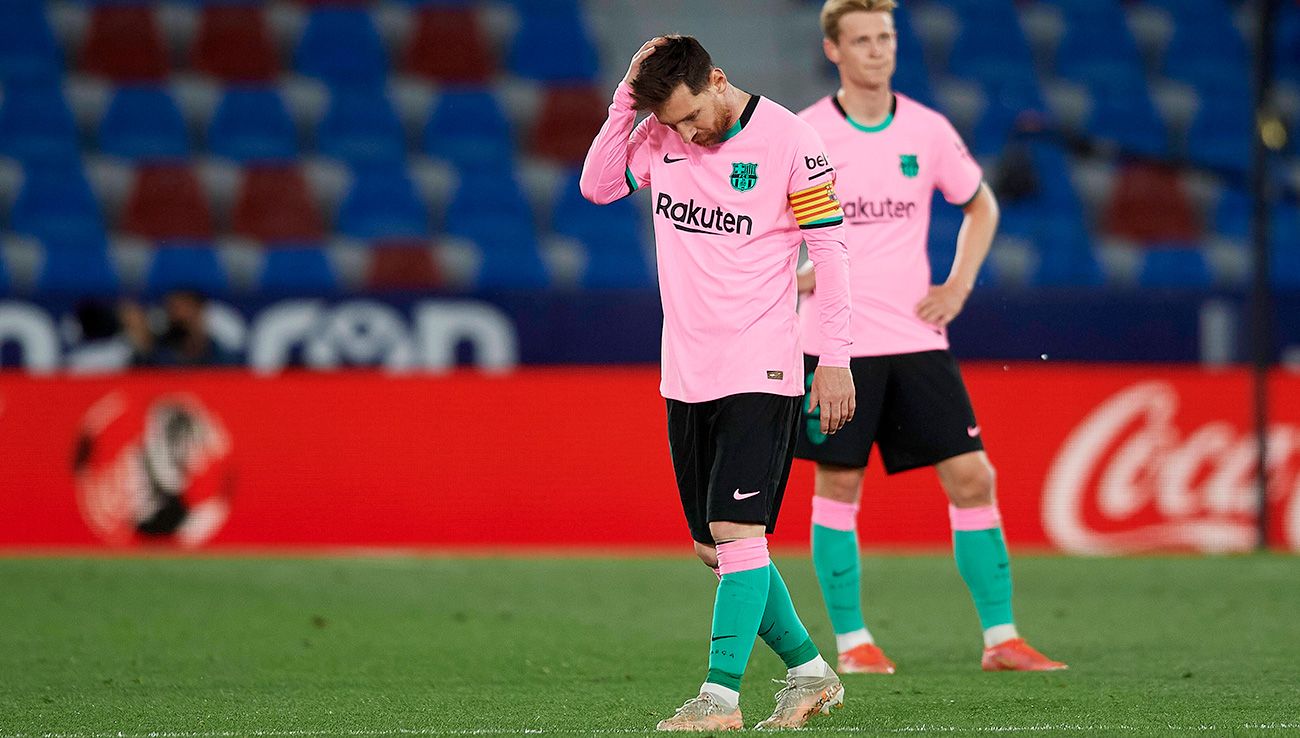 Leo Messi y Frenkie de Jong se lamentan