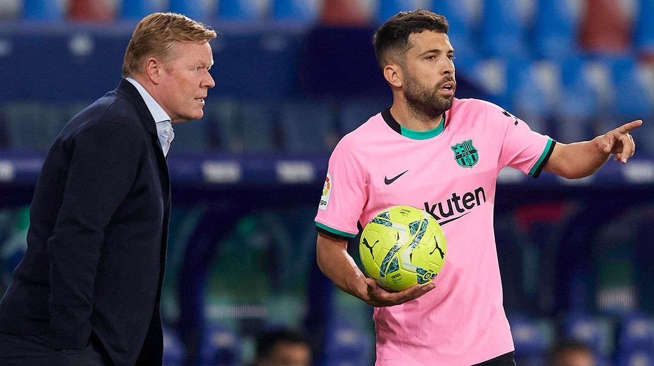 Koeman le da una indicación a Jordi Alba