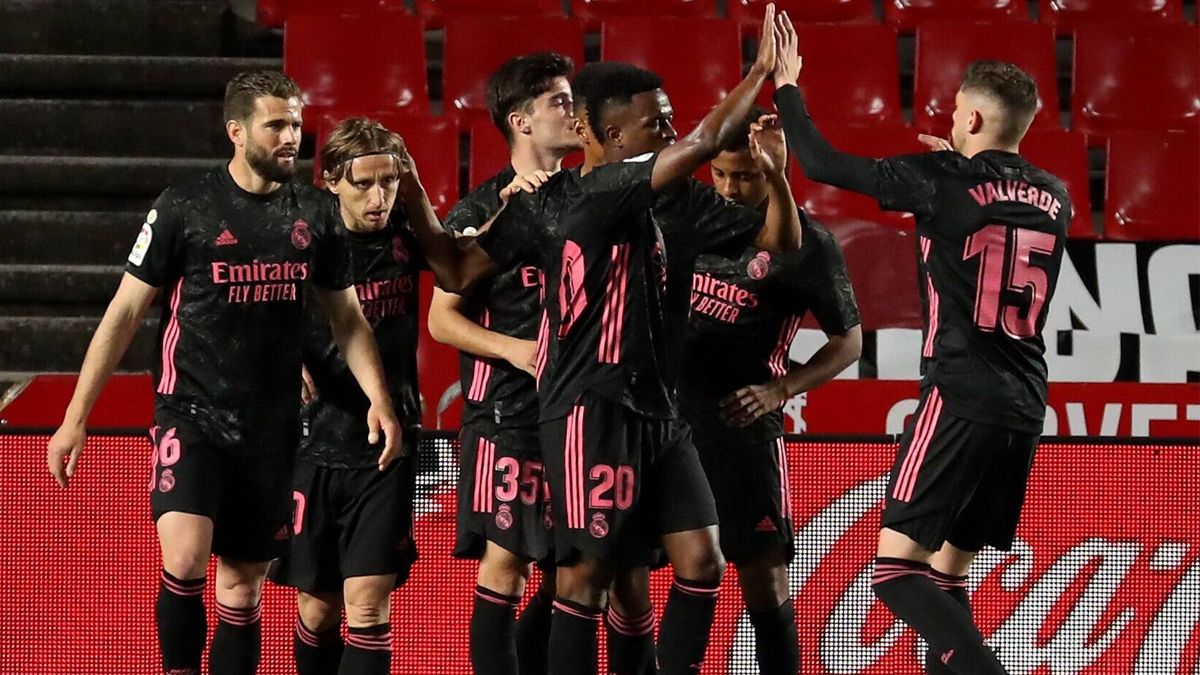 The players of the Real Madrid celebrating a goal in front of the Granada