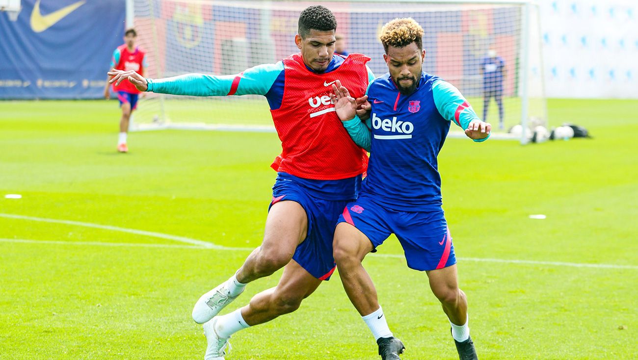 Ronald Araújo en un duelo en el entrenamiento con Konrad / Foto: Twitter Oficial FCB