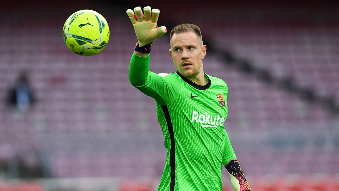 Ter Stegen intenta coger una pelota