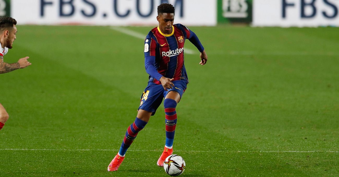 Junior Firpo en un partido con el Barça