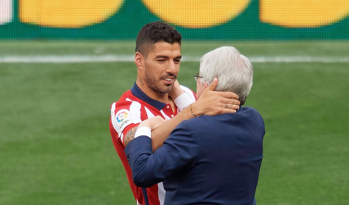 Luis Suárez and Enrique Cerezo, embracing after the triumph of the Atleti in Valladolid