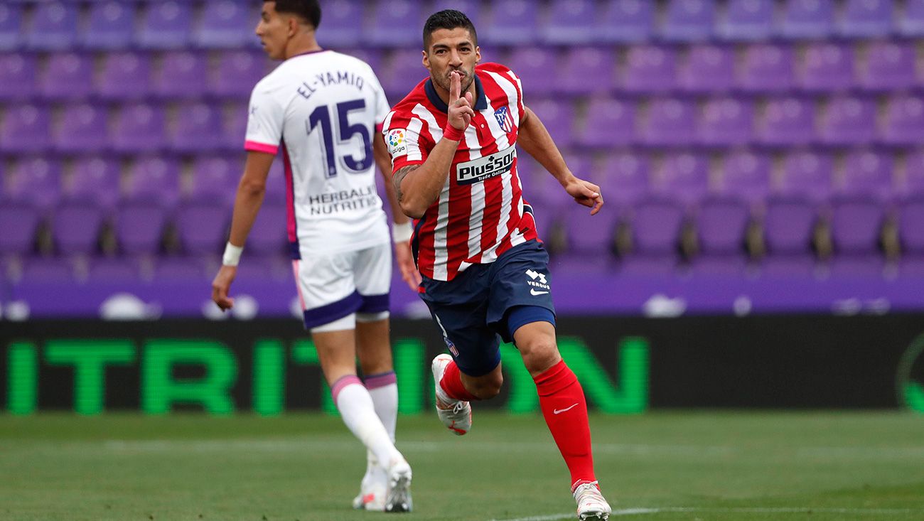 Luis Suárez celebrates his goal in Valladolid