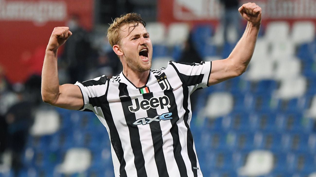 Of Ligt celebrates a goal of the Juventus