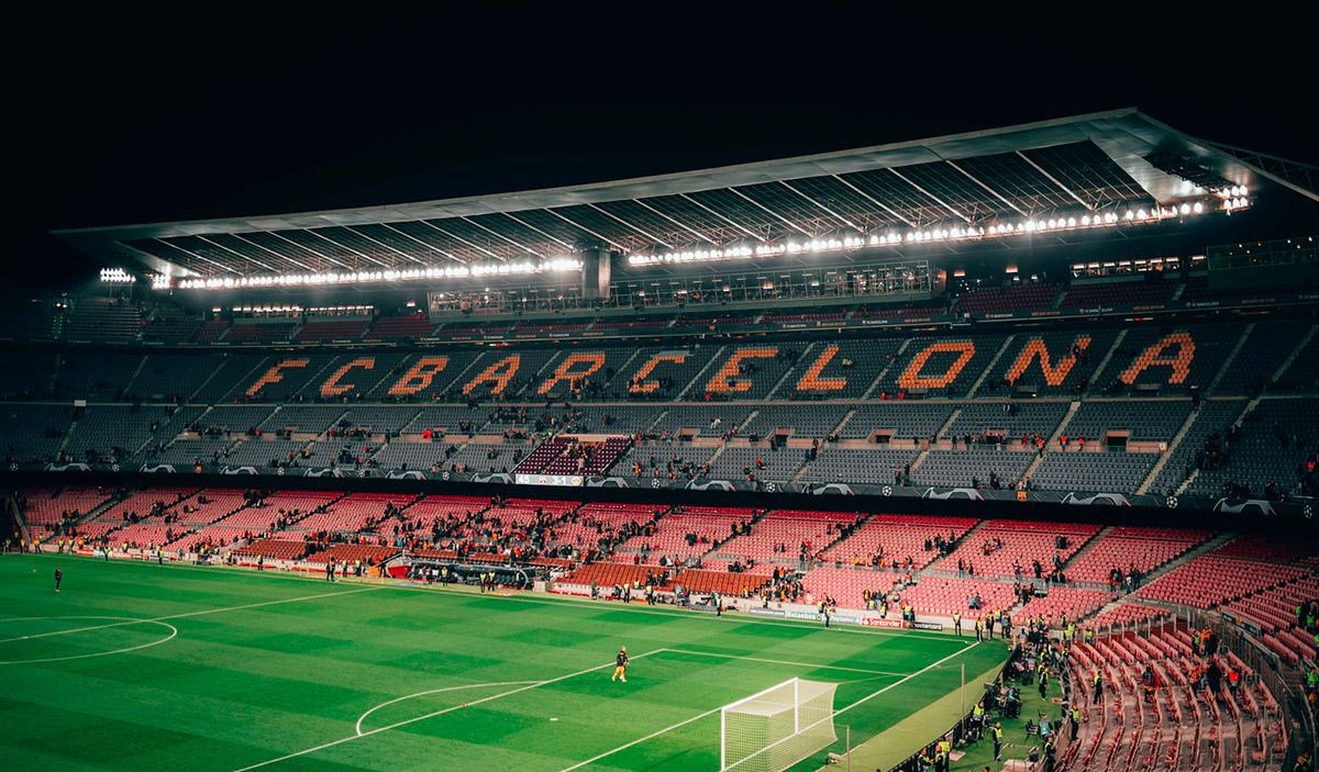 El Camp Nou, medio vacío antes de un partido