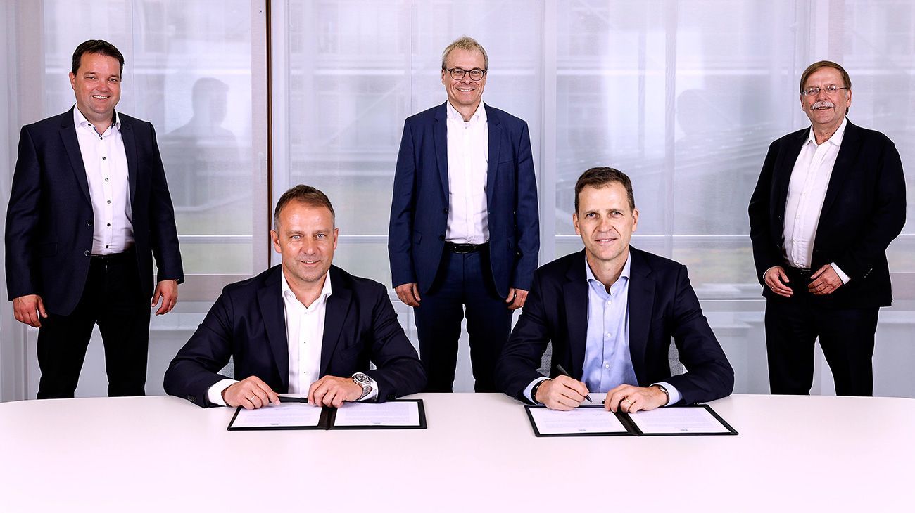 Hansi Flick firmando su nuevo contrato con Alemania