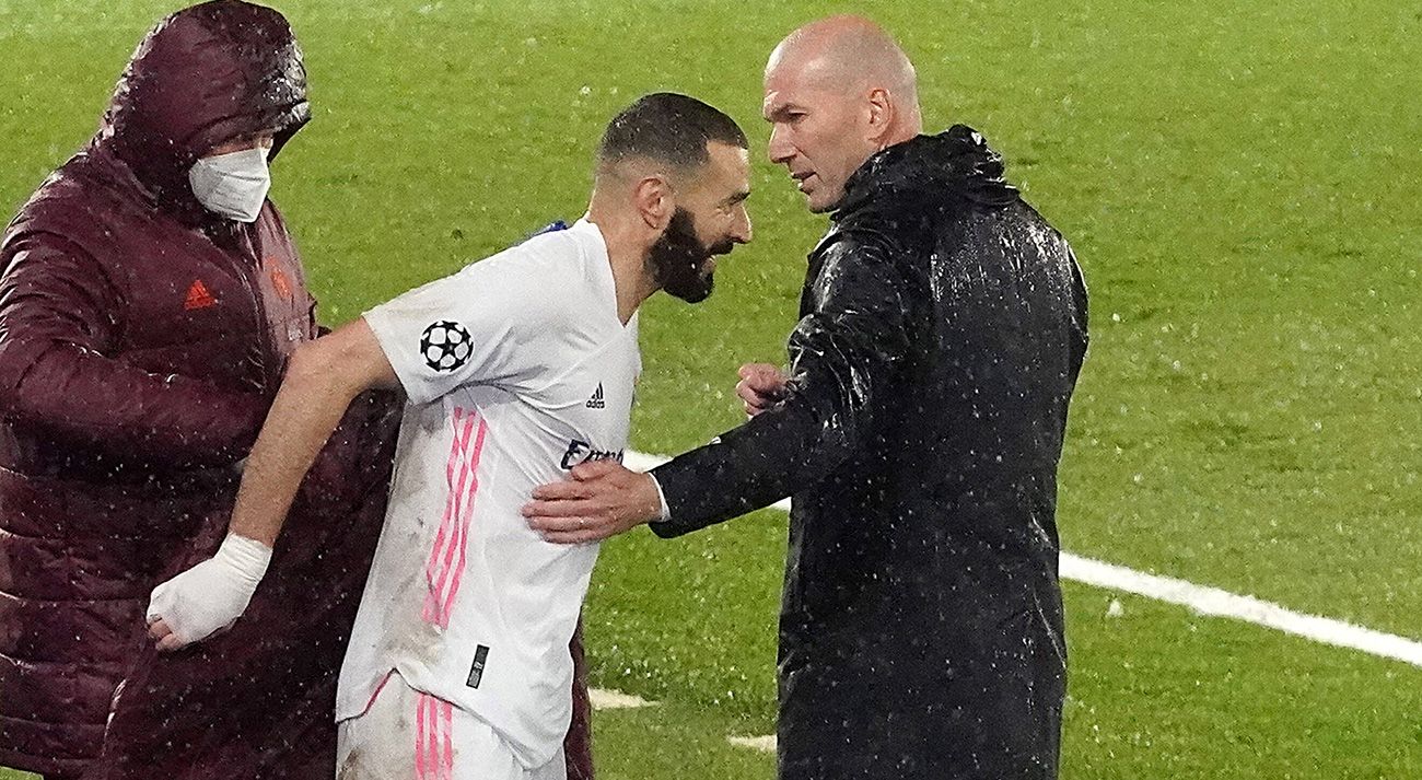 Zinedine Zidane greets to Karim Benzema