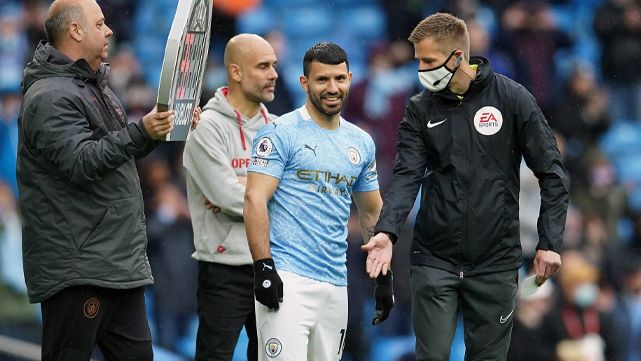 Pese a las rosas de Guardiola, Agüero no se marcha contento del City