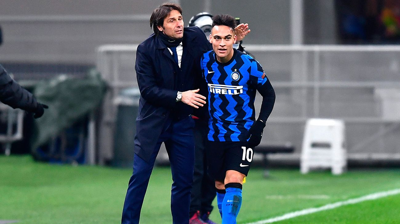 Antonio Conte saluda a Lautaro Martínez