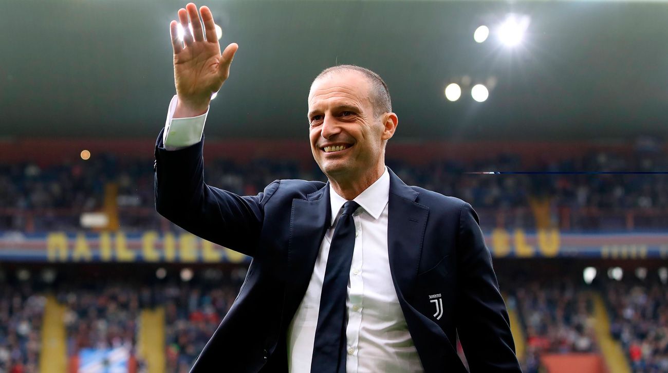 Allegri saluda a la afición de la Juventus