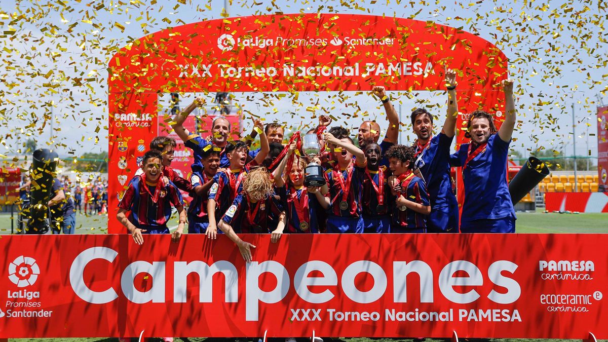 The alevín of the Barça, celebrating the title of LaLiga Promises. (Image: Twitter @LaLiga)
