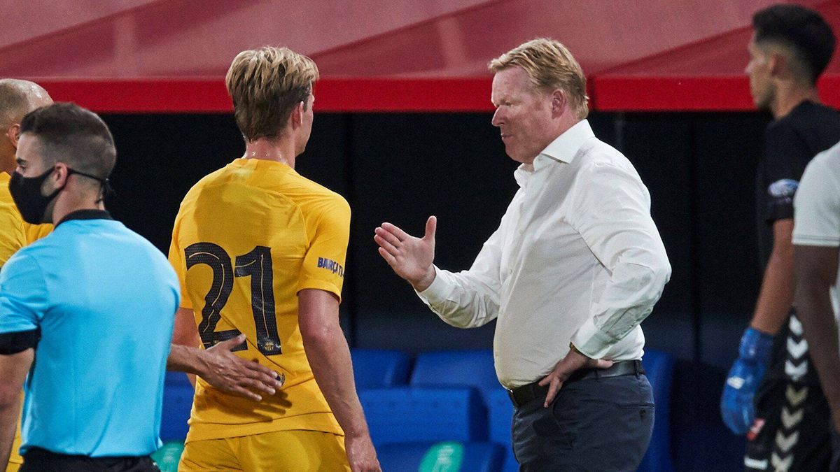 Ronald Koeman y Frenkie de Jong en un partido del FC Barcelona