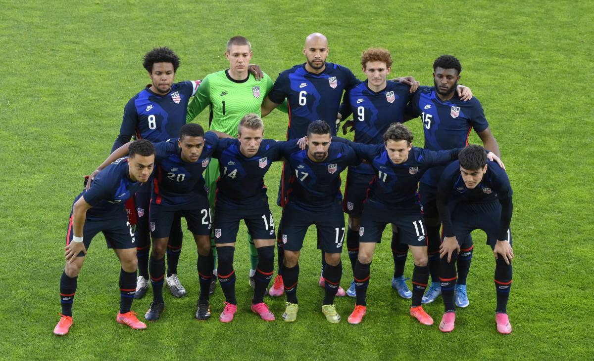 Sergiño Dest, player of the Barça, beside the selected American