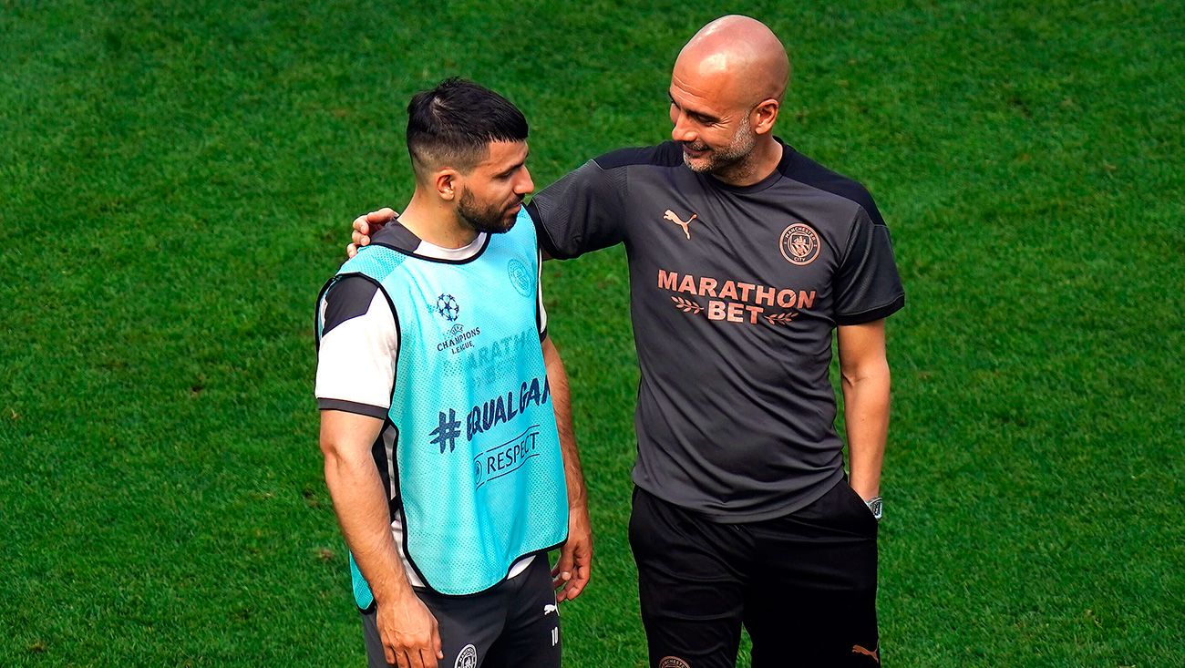 Pep Guardiola abraza al Kun Agüero