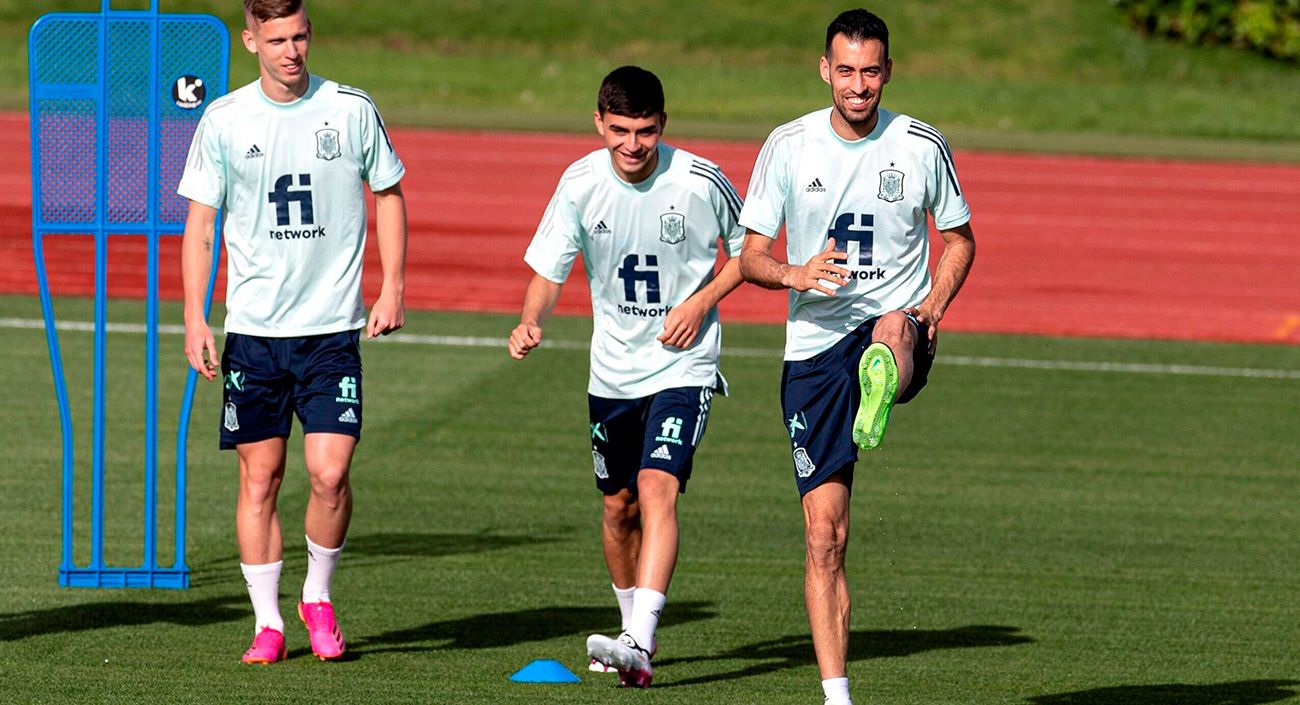 Pedri en un entrenamiento de España con Busquets