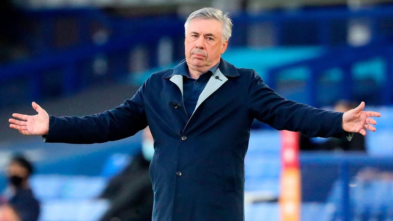 Carlo Ancelotti complains with the Everton