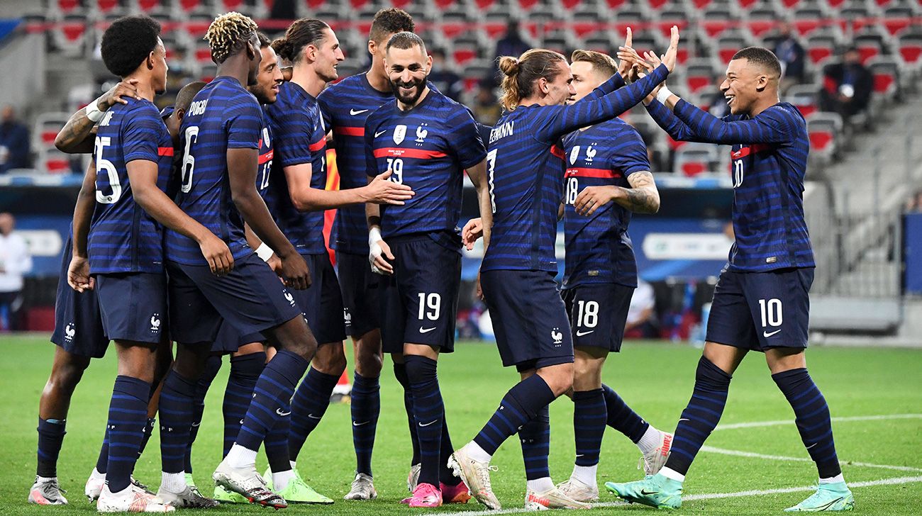 The players of France celebrate the goal of Griezmann