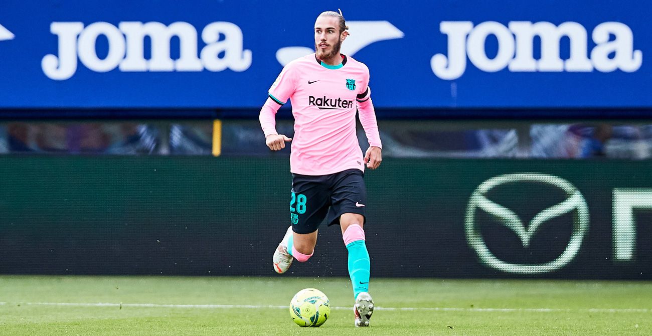 Óscar Mingueza en un partido del Barça