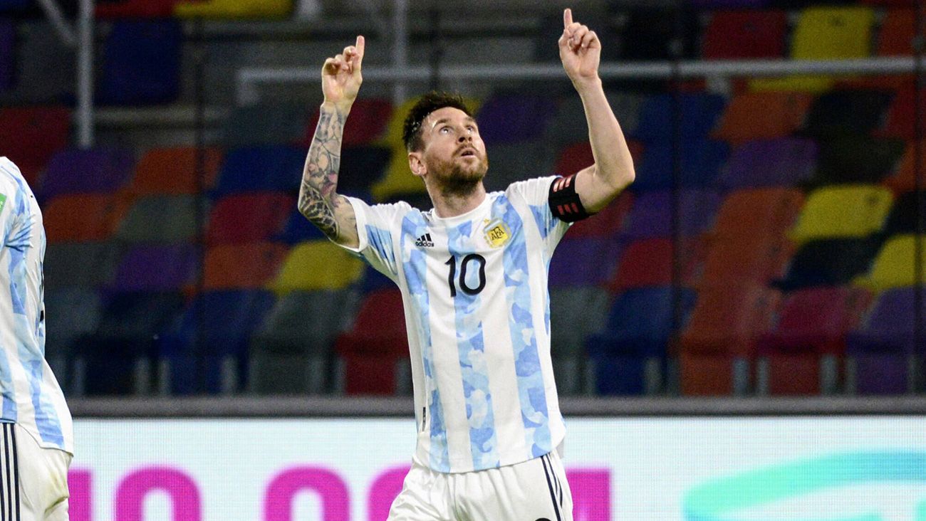 Leo Messi celebra su gol con dedicatoria a Maradona
