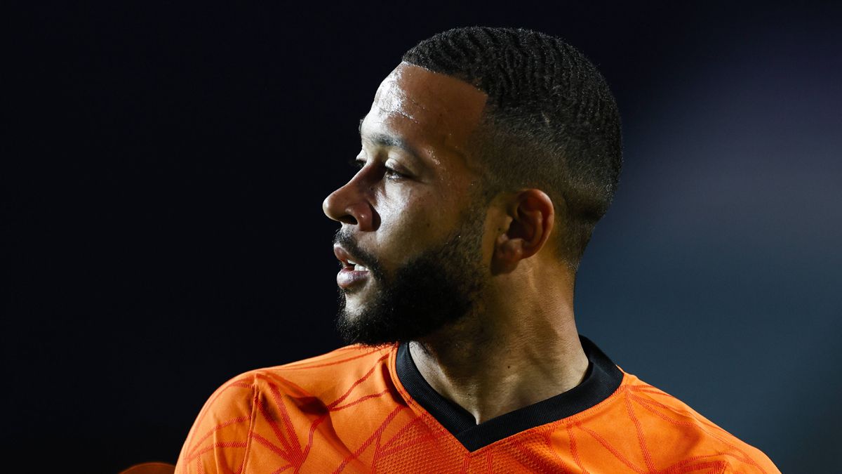 Memphis Depay durante un partido con Países Bajos