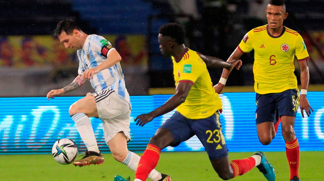 Leo Messi drives in the Argentina-Colombia
