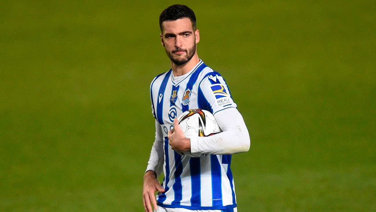 Mikel Merino with the ball between his hands