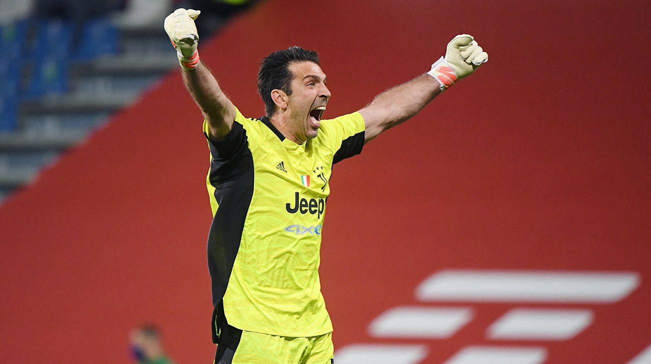 Gianluigi Buffon celebrates a goal of the Juventus